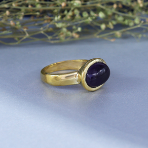 Anillo con Cabujón Ovalado de Amatista y Engaste de Bisel en Latón Chapado en Oro - Product Image 3