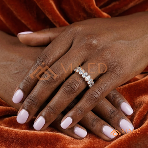 Anillo de Boda de Oro Amarillo de 14K con Moissanita de Corte Ovalado y Diamantes de Laboratorio VVS1 Color D, con Engaste de Puntas Compartidas, Tipo Media Eternidad, para Mujer - Product Image 4