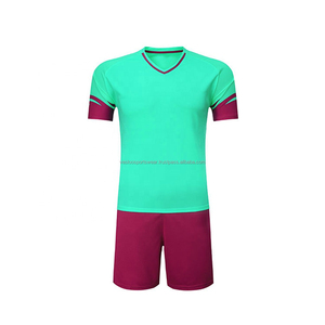 Ensemble de maillots de football avec logo personnalisé de haute qualité uniforme de football avec short pour jeunes et adultes avec impression de style d'impression de nom - Product Image 2