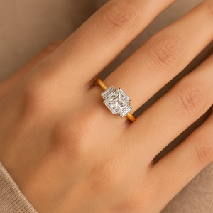 Bague de fiançailles à trois pierres taille radiant pour femme en or massif 14K/18K avec diamant de laboratoire certifié IGI – Vente en gros - Product Image 3