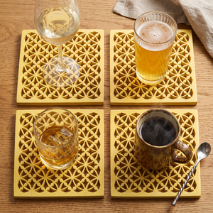 Ensemble de dessous-de-verre carrés en résine jaune faits à la main, élégants, brillants, personnalisables, tapis de table décoratifs pour la cuisine et la salle à manger - Product Image 4