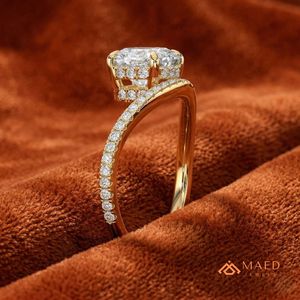 แหวนหมั้นเพชรโมอิสซาไนต์ทรงบริลเลียนต์ทองคำขาว 14K พร้อมวงแหวนแต่งงานแบบโค้งประดับเพชรหรูหราสำหรับเจ้าสาว งานฝังแบบ Prong Setting จากกูร์การัต - Product Image 2