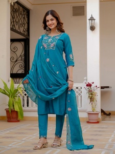 New Embroidered <b>Kurta</b> Set With Floral Design Loose Fit Traditional Indian Pakistani Style <b>Women</b> Casual Wear - Product Image 3