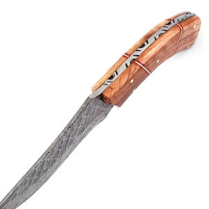 Cuchillo artesanal de acero de Damasco para exteriores con mango de madera estabilizada y hoja con patrón decorativo para caza y senderismo - Product Image 5