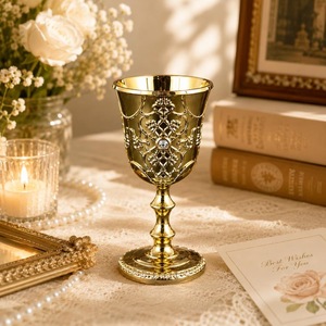 Gobelet élégant à bord doré avec accent en cristal, coupe à vin en laiton faite à la main, décoration de mariage - Product Image 2