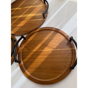 Ensemble de plateaux de service rustiques en bois avec poignées courbées en métal noir pour une présentation élégante de la cuisine et des réceptions - Product Image 4