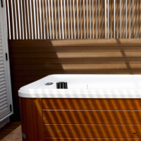 Bain de massage autoportant moderne et compact en acrylique pour 2 personnes avec éclairage LED, sièges confortables et jets d'hydrothérapie à air, extérieur