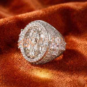 Anillo Ovalado con Acabado en Oro Blanco de la Virgen María – Banda Decorativa con Incrustaciones Completas de Piedras Baguette y Redondas – Joyería Religiosa - Product Image 2