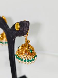 Boucles d'oreilles Jhumka en or massif 22 carats, style antique, motif Lakshmi, faites à la main, avec émeraudes vertes et perles naturelles - Product Image 2