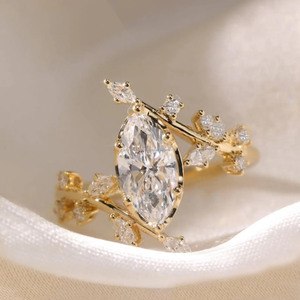 Anillo de Compromiso Romántico con Moissanita Corte Marquesa, Plata de Ley 925, Diseño con Engaste de Garras, Joyería para Mujer, Ideal para Regalo - Product Image 3
