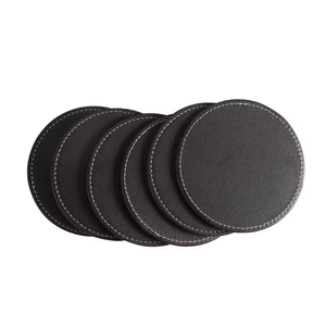 Ensemble de dessous-de-verre ronds en cuir avec design antidérapant pour protéger les tables, design solide, bord cousu - Product Image 1