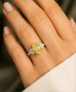 Élégante bague ovale en diamant jaune en or blanc 18 carats avec sertissage floral en or rose, diamants ronds et marquise sur les côtés, style couture. - Product Image 6