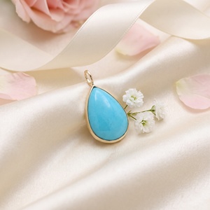 Colgante Solitario de Oro Amarillo Sólido de 18K con Turquesa Natural en Cabujón y Engaste de Bisel, Joyería Fina al por Mayor, Memoria Jewels - Product Image 1