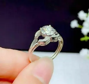 Anillo de Compromiso para Mujer con Moissanita Redonda de 2CT, Plata de Ley, Baño de Oro Blanco, Engaste de Garras, Estilo Romántico - Product Image 4