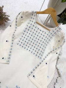 Presentamos el Nuevo Vestido Listo para Usar con Bordados Pesados y Lentejuelas, Pantalón y Dupatta, Sin Arrugas, Reversible, Elegante, de Secado Rápido y Elástico - Product Image 3