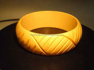 Brazalete de resina iridiscente amarillo menta y ámbar fresco, joyería llamativa - Product Image 5