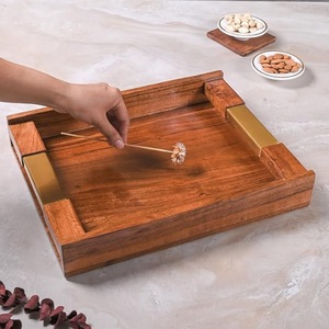 Plateau de service en bois massif avec poignées en métal |   Plateau décoratif en bois d'acacia de qualité supérieure pour la cuisine et la table basse - Product Image 4