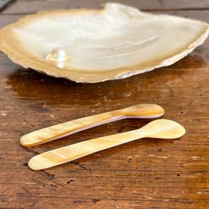 Cuillère à caviar décorative de luxe en nacre, faite à la main, coquille naturelle, pour une présentation exclusive à table - Product Image 5