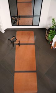 Esterilla de yoga rectangular de cuero Geoffrey Tan - 100 cm x 60 cm - 100 % cuero de vaca con correa de transporte - Product Image 3