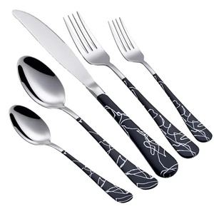 Ensemble de couverts modernes avec manches à motifs noirs, finition miroir haute brillance, compatibles lave-vaisselle, couverts en métal pour la table de mariage et les repas. - Product Image 1
