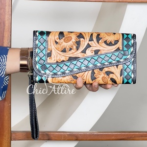 Cartera de mano de cuero repujado estilo occidental con estampado floral a cuadros para mujer, tarjetero para tarjetas de crédito y monedero de muñeca para uso diario - Product Image 1