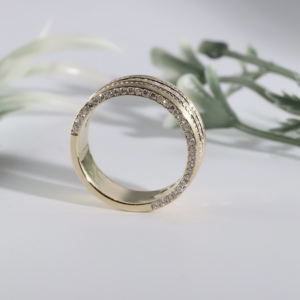 Anillo de compromiso clásico de lujo para hombre con diamantes, banda de boda de oro amarillo con corte princesa, textura de cuerda trenzada y acabado cepillado. - Product Image 3