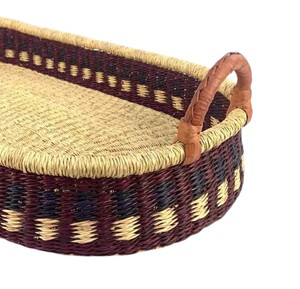 Panier à langer classique en jonc de mer à motif blocs brun foncé, accompagné d'un plateau à langer pour enfant en rotin et de poignées robustes marron. - Product Image 3