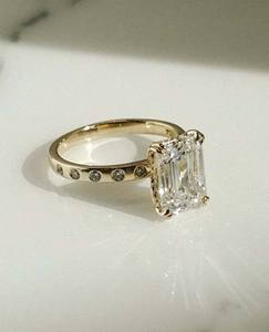 แหวนหมั้นมอสซาไนต์หรูหรา ดีไซน์เนอร์ออกแบบสำหรับงานเลี้ยงค็อกเทล ของขวัญวันครบรอบแต่งงานสำหรับผู้หญิง ทองคำแท้ 14k - Product Image 4