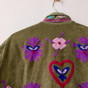 Chaqueta Bordada Verde Oliva para Mujer, Motivos Florales y de Corazones Coloridos, Ropa Exterior de Moda Boho Folk Art - Product Image 6