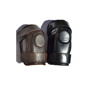 Protège-genoux de type polo conçu pour la protection contre les chocs, offrant un ajustement confortable pour l'entraînement, le jeu et l'utilisation professionnelle en équitation. - Product Image 2