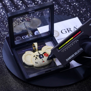 Colgante de Koala Enojado - Desata el Lujo Salvaje con el Colgante de Hip Hop de Plata 925 y Moissanita, Colgante de Cara de Oso Totalmente Cubierto de Piedras - Product Image 5