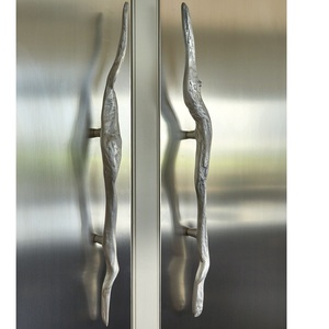 Tirador de Puerta Ondulado Orgánico con Acabado en Tono Plateado, Tirador Largo Texturizado para Gabinetes, Herraje Decorativo para Muebles en Interiores Modernos y de Lujo - Product Image 1