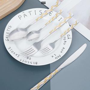 Un ensemble de couverts raffinés ajoute du charme et une sophistication aux repas quotidiens, offrant une cohérence en matière de forme et de texture sur tous les ustensiles. - Product Image 5