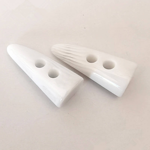 Botones de Resina de Alta Calidad Multicolor de 4.5CM con Dos Agujeros, Tipo Toggle, Color Marfil, Pulidos, para Chaquetas y Abrigos - Product Image 5