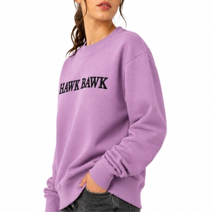 Sweat-shirt personnalisé pour femme, col classique, vêtement pour un style quotidien contemporain, design simple sur le devant pour des tenues décontractées faciles. - Product Image 3