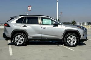 Toyota RAV4 Híbrido XLE AWD 2021 Usado en Buenas Condiciones - Product Image 2
