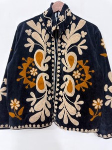 Veste élégante et exclusive en velours noir brodée à la main, style cachemire, avec motifs floraux et cachemire traditionnels. - Product Image 4