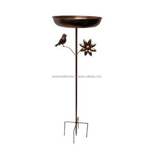 Bain d'oiseaux classique en métal pour jardin, patio, design élégant, base robuste, attirant les oiseaux, avec bassin de rétention d'eau. - Product Image 5