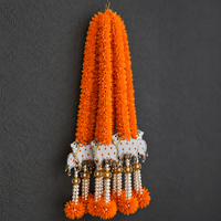 Toran artistique et écologique en Kamdhenu orange avec pampilles de perles suspendues pour la décoration de porte de temple lors de la Pooja de Janmashtami de Krishna