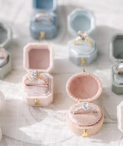 Boîte à bagues élégante en velours Rangement de bijoux de qualité supérieure pour les bagues de fiançailles et de mariage - Product Image 4