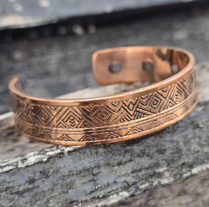 Bracelet manchette ouverte en cuivre pur, motif tribal diamanté gravé, style vintage, bijou énergétique pour la santé et le bien-être, cadeau - Product Image 4