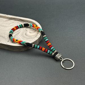 Porte-clés de poignet tendance fait main pour femme avec perles et motif géométrique noir, rouge, turquoise, orange, jaune, blanc, avec anneau en argent - Product Image 5