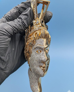 Colgante de Moissanita Diamante Reina Isabel Chapado en Oro Amarillo Plata 925 Colgante Hip Hop Bicolor Personalizado de Alta Gama - Product Image 1