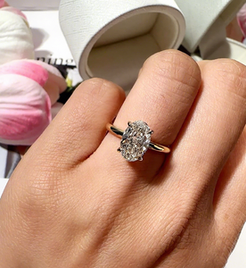 Bague de fiançailles, de mariage et de promesse classique à quatre griffes avec diamant ovale de 2 carats cultivé en laboratoire, or 10 carats, certifié IGI - Product Image 2