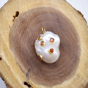 Pendentif en perle d'eau douce - Serti de pierres rouges CZ, bijou élégant fait main, cadeau pour elle - Product Image 6