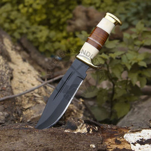 Cuchillo de Caza Bowie de Acero de Damasco Hecho a Mano, Edición Nueva, Hoja de 7 Pulgadas con Revestimiento Antiadherente, Mango de Hueso y Latón con Cuero Apilado - Product Image 2