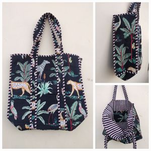 Sofisticado bolso de mano con estampado de bloques Black Jungle Safari-Bolso versátil sostenible - Product Image 1