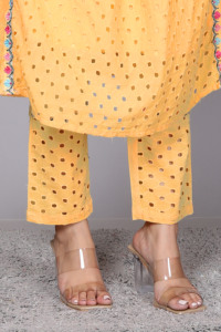 Salwar Kameez en coton brodé floral jaune, taille élastique mi-haute, longueur genou, pantalon assorti, talons transparents, décontracté, été - Product Image 4