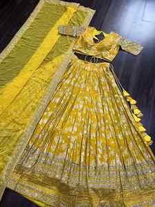 LEHENGA CHOLI de GEORGETTE con BORDADO DE DISEÑO y LENTEJUELAS con DUPATTA AMARILLA para Mujer, Hecho en India 76028 - Product Image 4