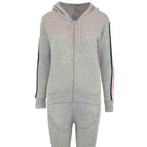 Conjunto de Sudadera con Capucha y Pantalones Deportivos de Forro Polar con Cierre Completo y Logotipo Personalizado para Mujer, Color Gris Claro, Azul Marino, Rojo, con Franja Lateral Deportiva - Product Image 6